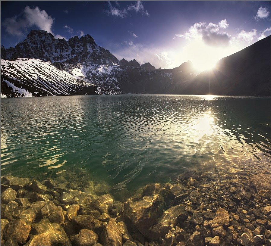 899x817, 205 Kb / солнце, горы, вода, облака, пейзаж