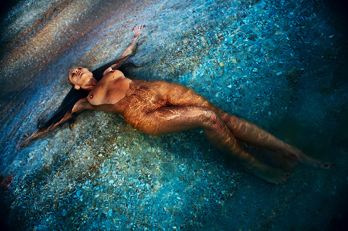 700x465, 276 Kb / девушка, сиськи, вода, галька, песок