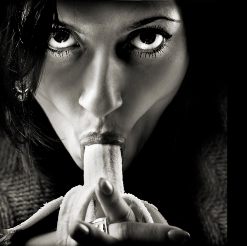 500x499, 159 Kb / девушка, глаза, банан, минет, ч/б