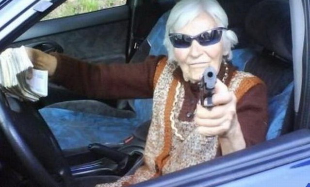 639x385, 60 Kb / бабка, пистолет, авто