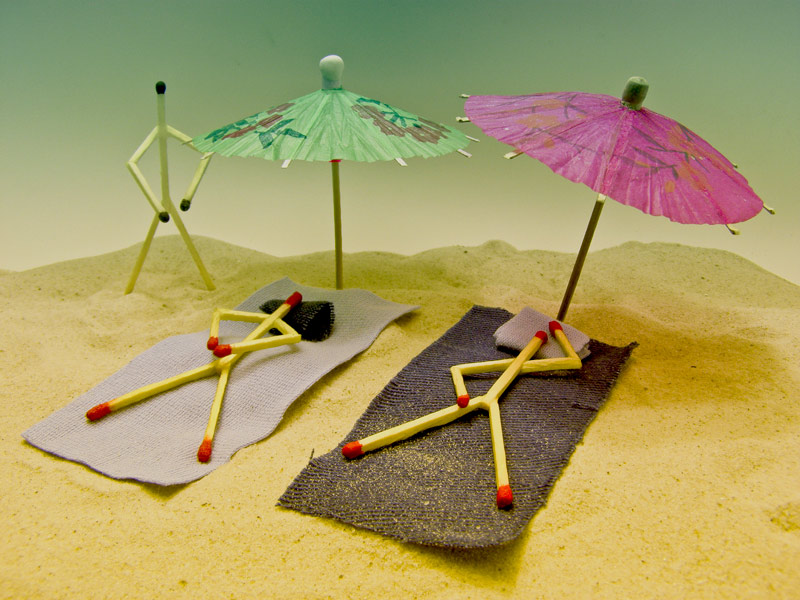 800x600, 122 Kb / спички, песок, зонтики, пляж