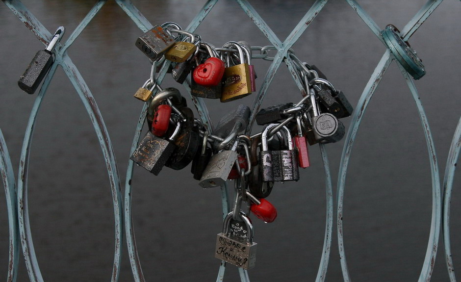 940x575, 142 Kb / замки, забор, любовь