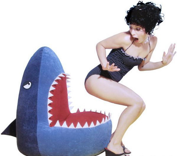 599x529, 56 Kb / девушка, кресло, акула