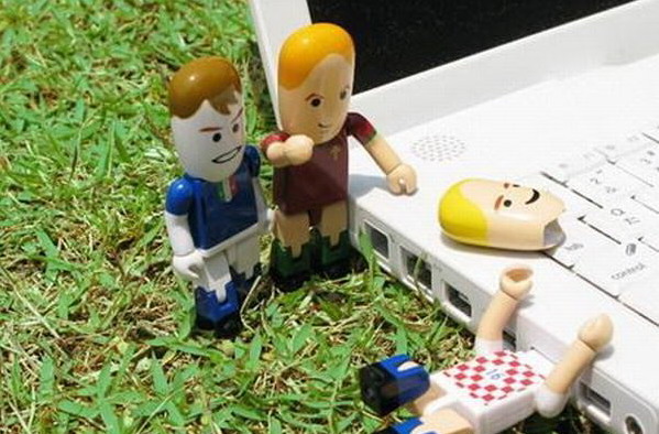 599x394, 86 Kb / флешка, ноутбук