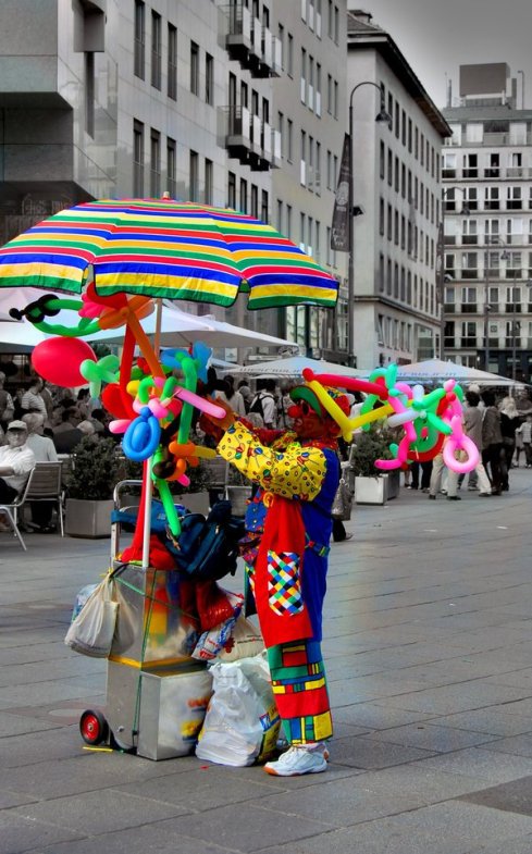 489x785, 100 Kb / клоун, цвет, ч/б