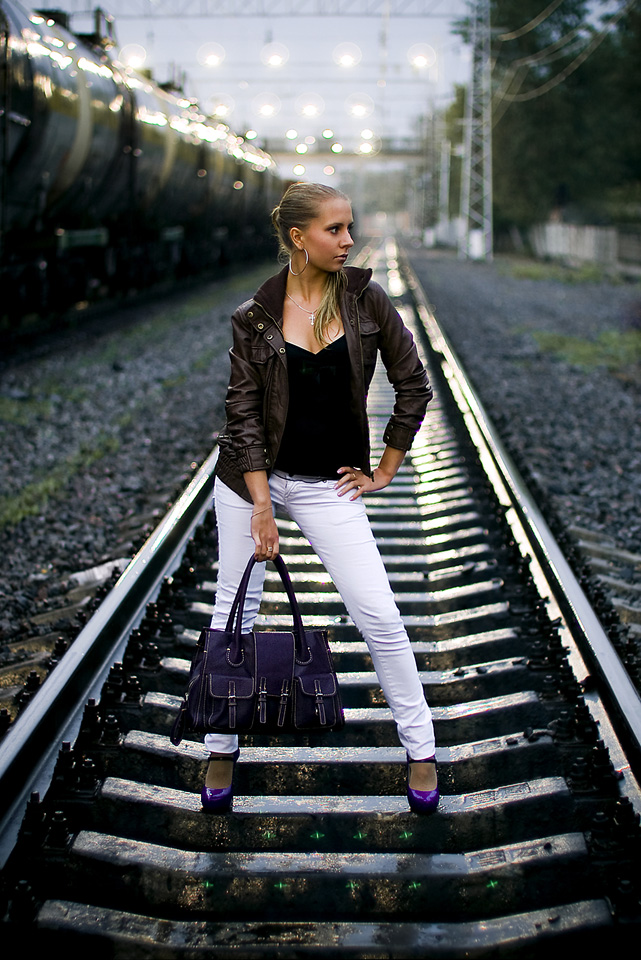 641x960, 293 Kb / пути, девушка, сумка, вечер, дождь, осень, гламур