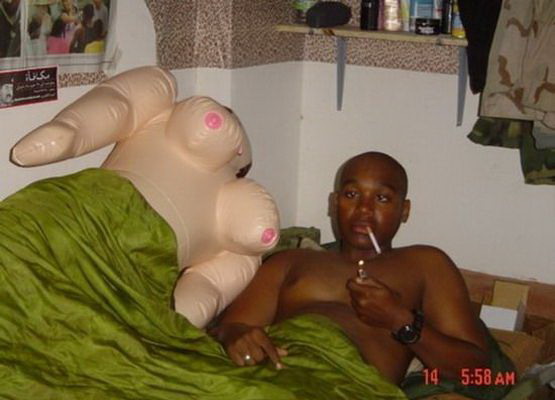 555x400, 44 Kb / негр, постель, секс, сигарета