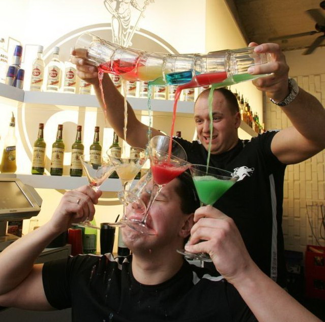 639x633, 115 Kb / бармен, стакан