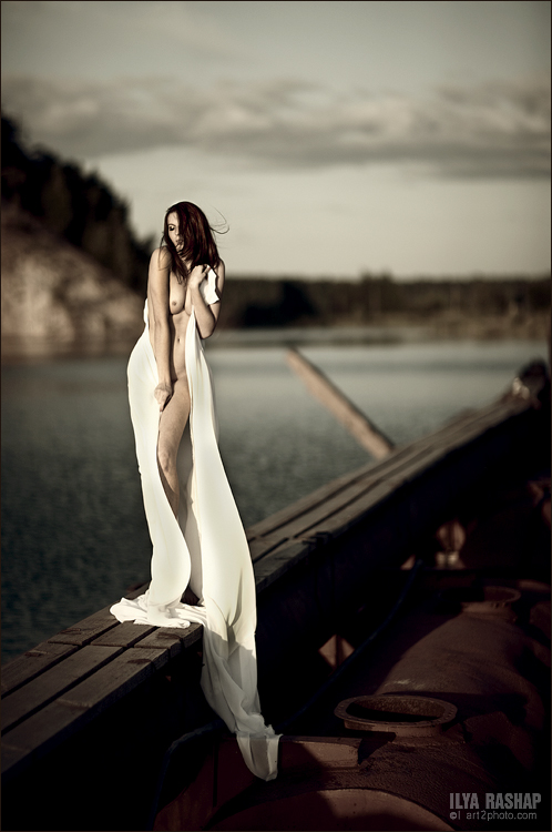 498x750, 184 Kb / ветер, вода, ткань, девушка, природа, осень