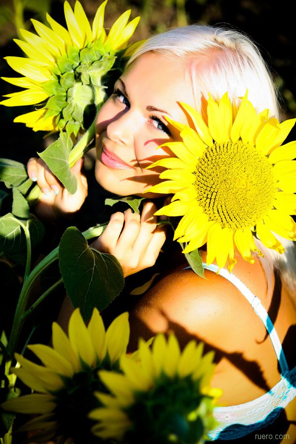 600x900, 101 Kb / подсолнухи, девушка, солнце, лето