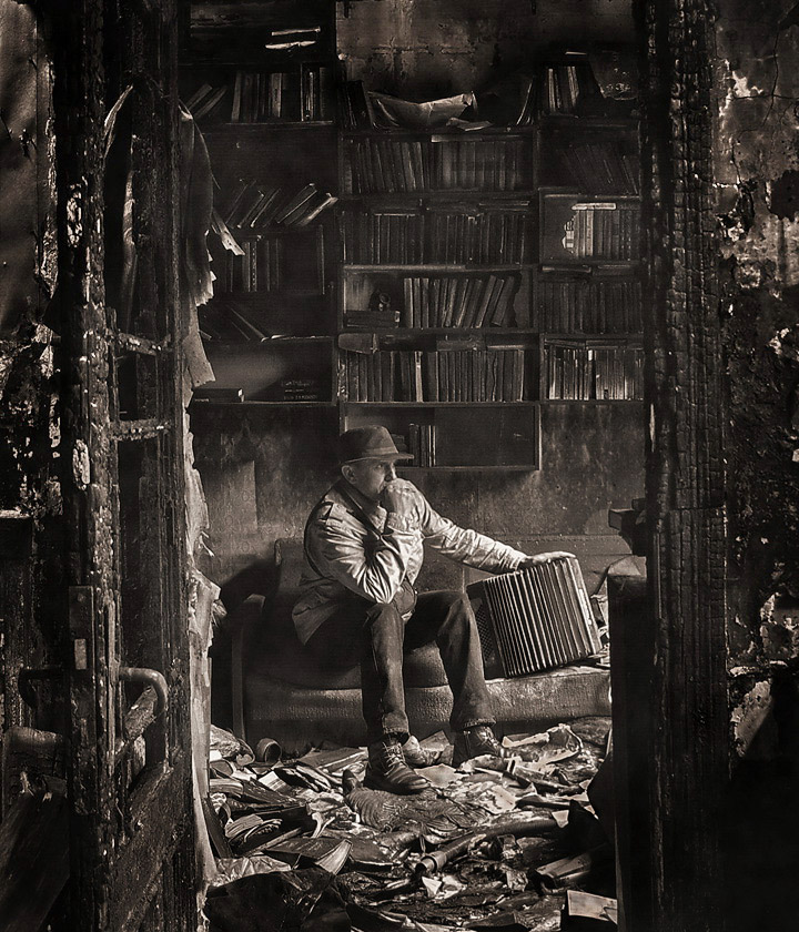 720x840, 258 Kb / ч/б, сгоревшее, книги, аккордеон, сепия, дверь