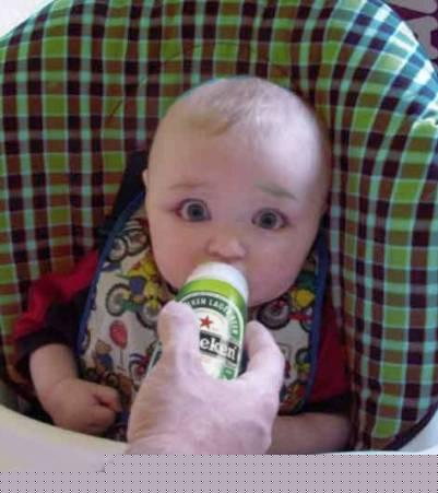 401x451, 25 Kb / ребенок, малыш, соска, пиво, хайнекен, heineken, взгляд, удивление, слюнявчик