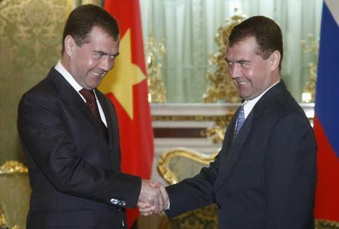 699x472, 64 Kb / медведев, зеркало