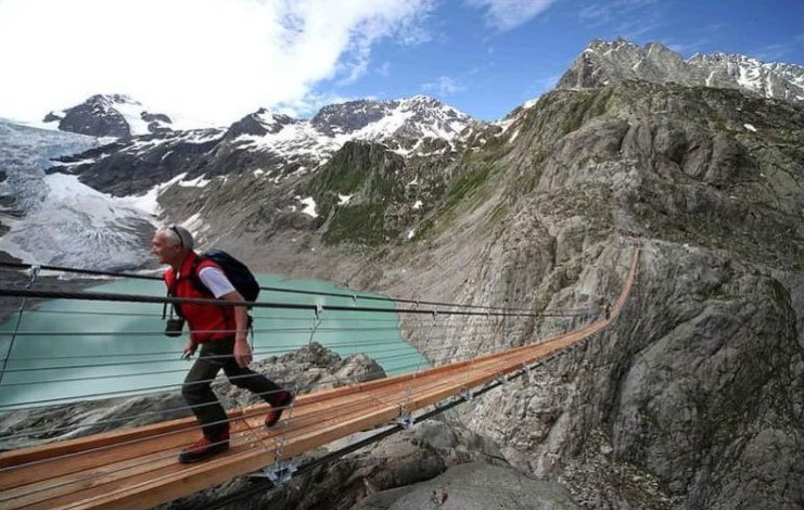 741x470, 122 Kb / мост, турист