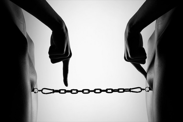 750x500, 41 Kb / лобок, цепочка, противостояние, ч/б