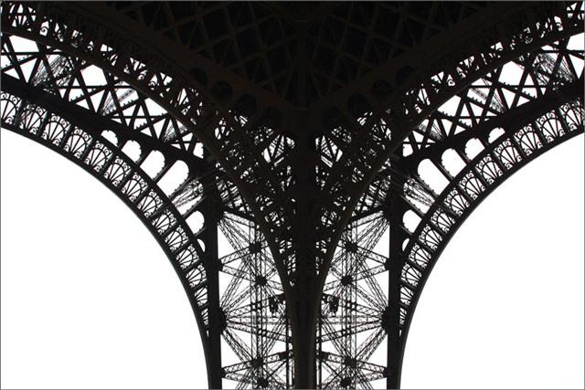 640x427, 57 Kb / Эйфелева башня, кружева, трусы, ракурс, ч/б