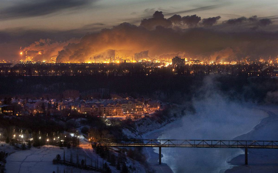 920x574, 117 Kb / завод, рассвет, огонь, дым, пар, нефть, канада