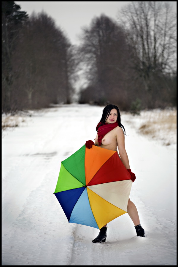 600x900, 141 Kb / девушка, снег, зонт, шарф, перчатки, сисечки