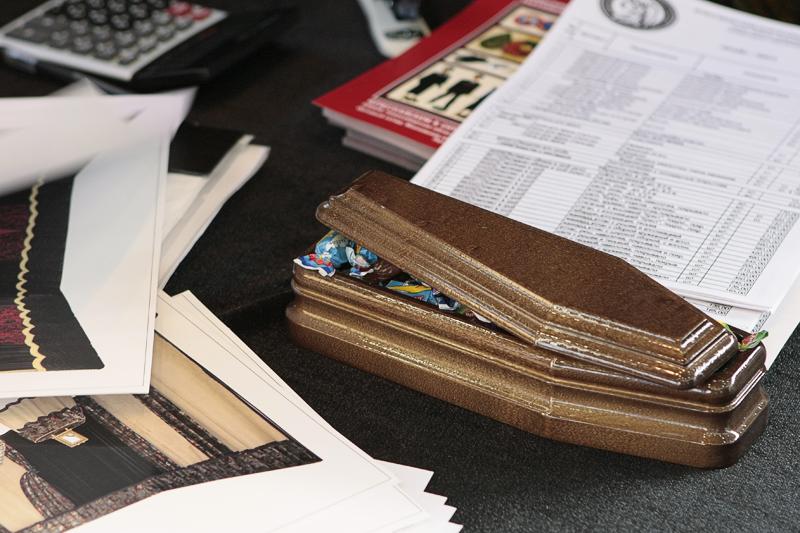 800x533, 70 Kb / гроб, конфеты