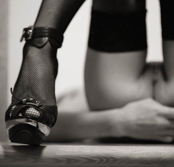 591x567, 31 Kb / шлюшьи туфли, чулки, ч/б