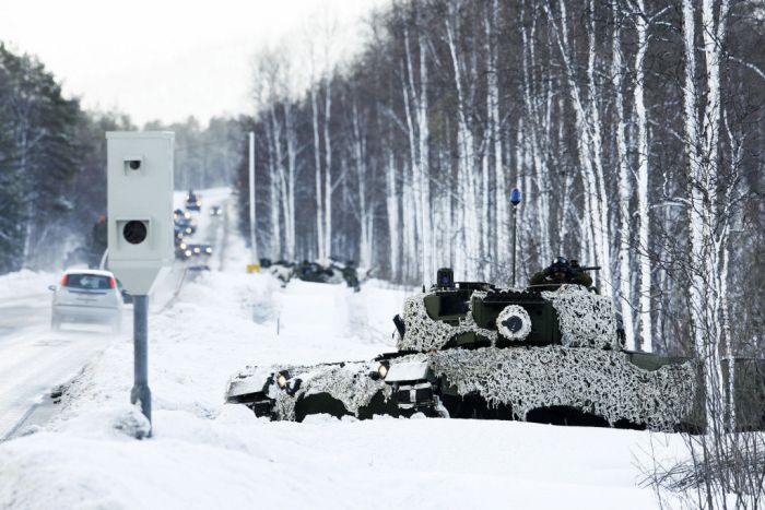 700x467, 70 Kb / танк, зима, шоссе, светофор, березы