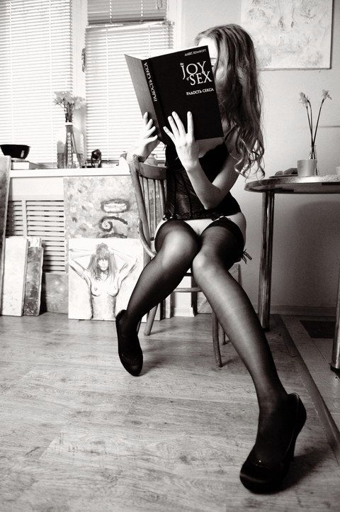 480x722, 86 Kb / книга, чулки, ч/б