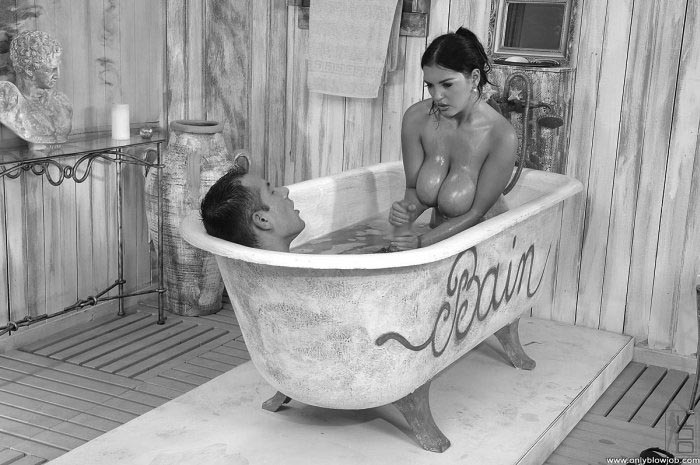 700x465, 87 Kb / ванна, ч/б