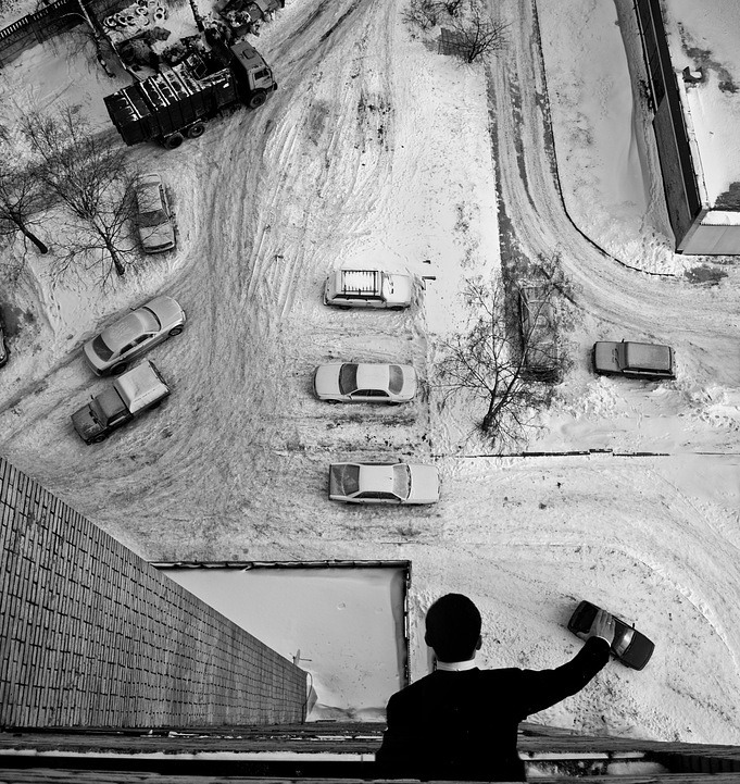 681x721, 217 Kb / игра, рука, парковка, автомобиль, зима, ч/б