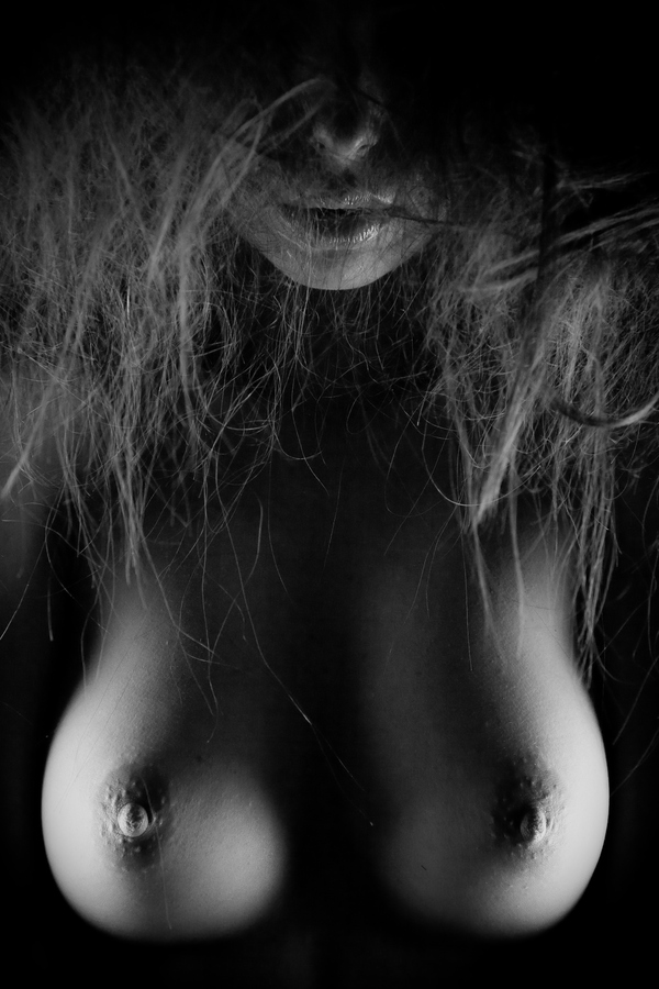 600x900, 212 Kb / ч/б, волосы, грудь, тень