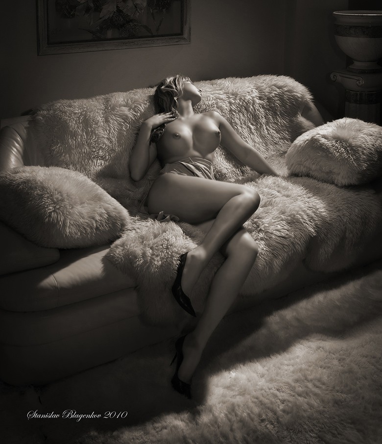 780x906, 147 Kb / ч/б, диван, туфли, тело, мех, подушки