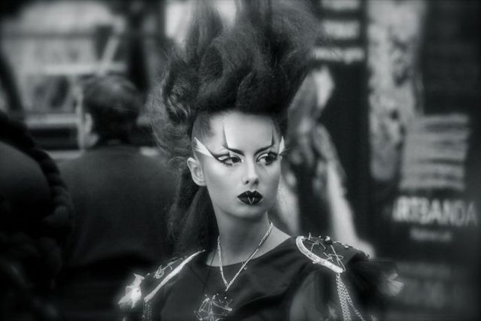 700x467, 34 Kb / ирокез, макияж, прическа, ч/б