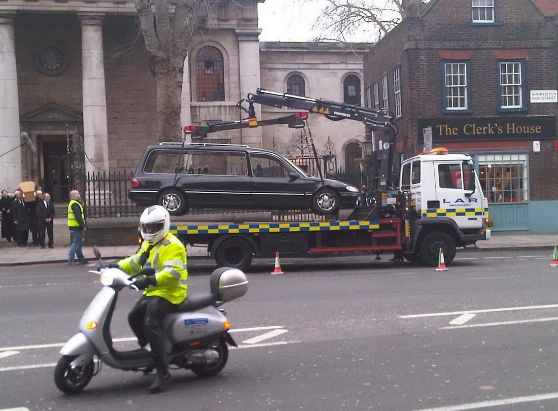 1100x810, 248 Kb / гроб, эвакуатор, катафалк, полиция, фейл