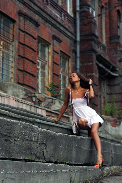 400x600, 95 Kb / ступени, белое платье, кирпич