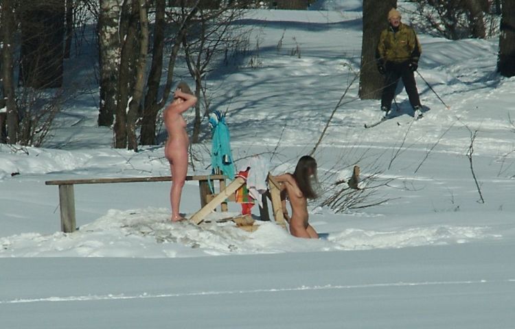 750x480, 84 Kb / прорубь, лыжник