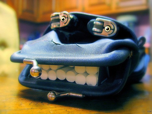 500x375, 60 Kb / кошелёк, сигареты, зажигалки, морда