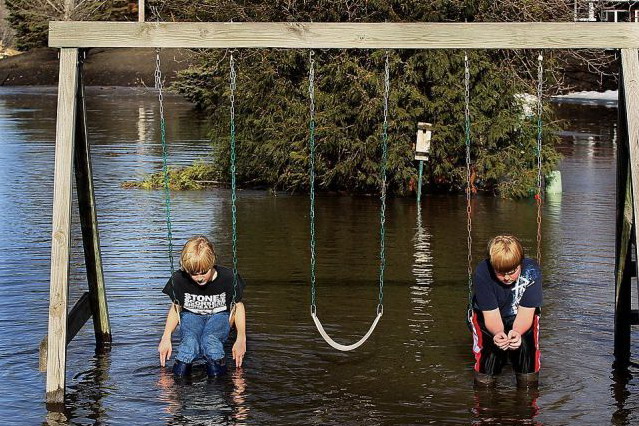 639x426, 147 Kb / качели, вода