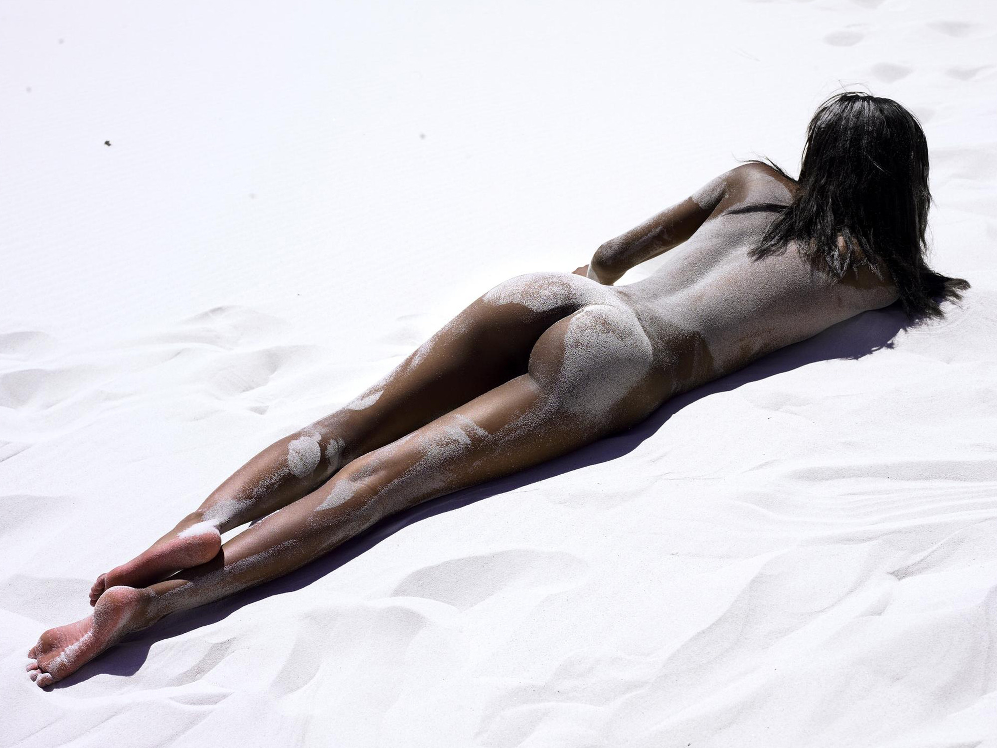 2000x1500, 493 Kb / попа, песок, ноги, брюнетка, пляж, Naomi Campbell