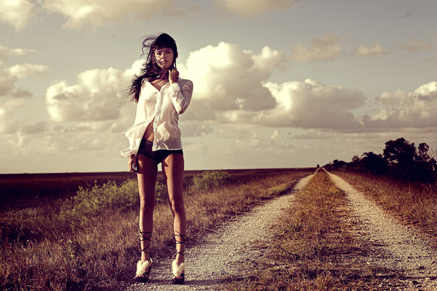 900x600, 266 Kb / девушка, поле, небо, облака