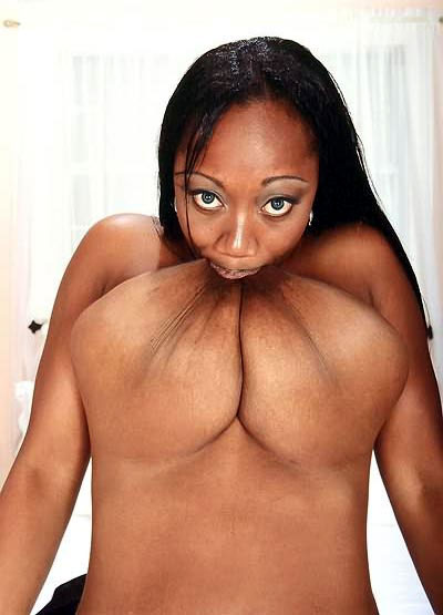 400x555, 33 Kb / кусает сиськи, негритянка