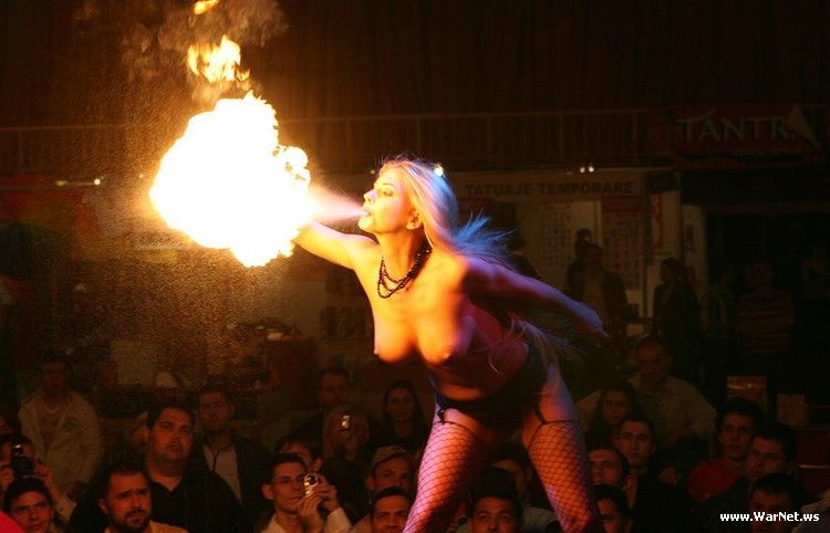 750x482, 45 Kb / фаер шоу, огонь, сиськи