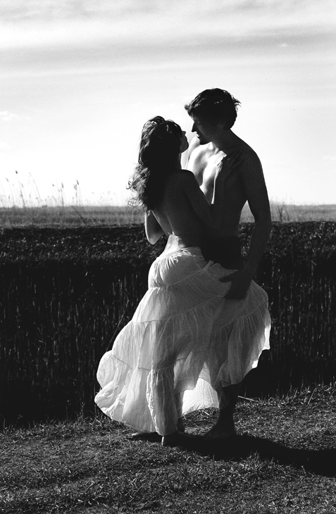 477x730, 164 Kb / девушка, парень, поле, ч/б