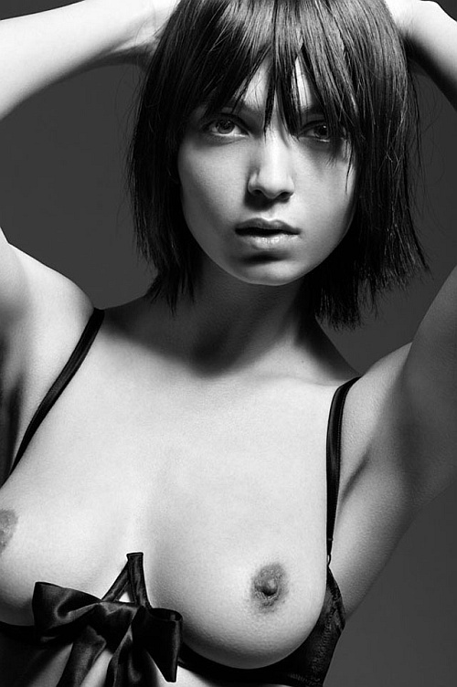 500x752, 111 Kb / пятница, бантик, сиськи, брюнетка, ч/б