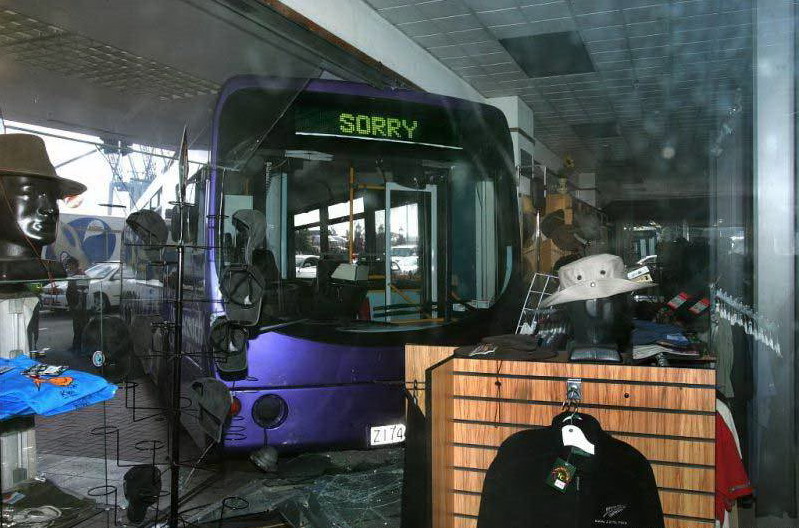 799x528, 135 Kb / автобус, магазин, авария