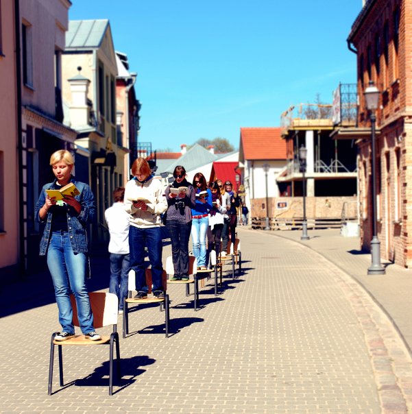 601x604, 86 Kb / фото, люди, стулья, книги, улица