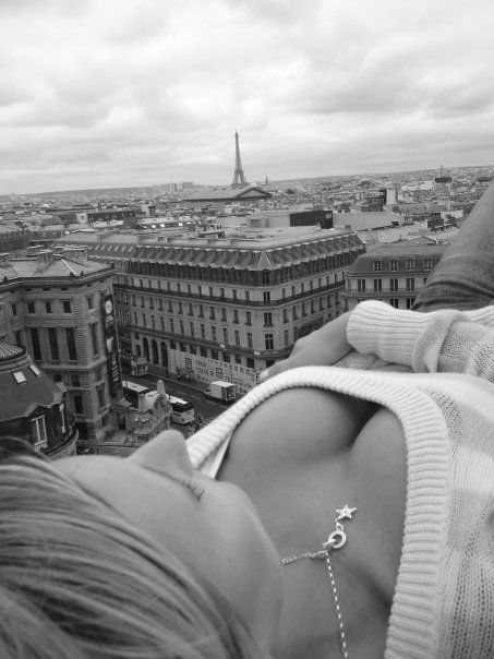 453x604, 42 Kb / эйфелева башня, Париж, цепочка, звездочка, кофта, ч/б