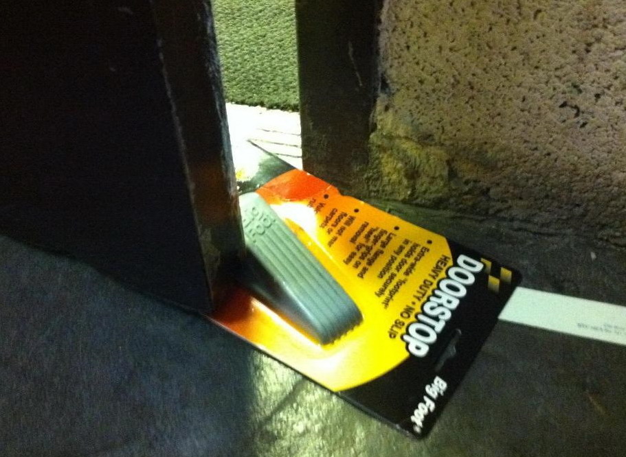 911x666, 158 Kb / держатель двери, дверь