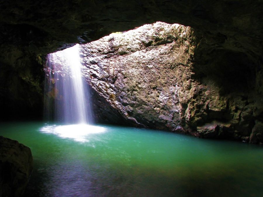 900x675, 89 Kb / водопад, свет, дыра