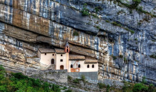 639x380, 110 Kb / дом, скала