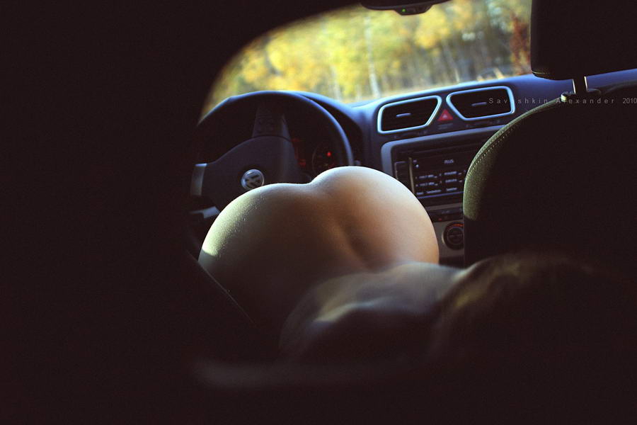 900x600, 47 Kb / руль, попа, спина, салон