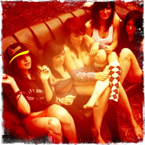 580x580, 92 Kb / сиськи, студентки, вечеринка